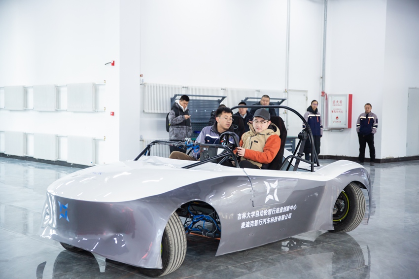 新区这家企业科技感拉满！让汽车横向行驶顺畅自如～